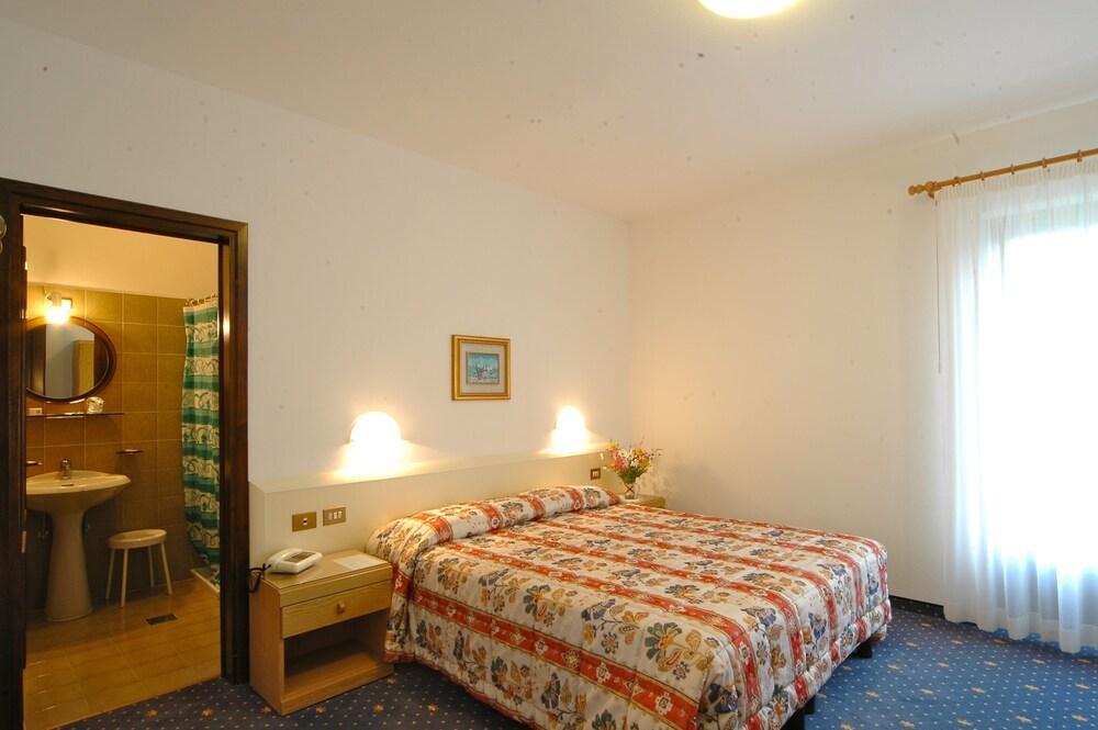 Hotel Garni Roberta Малга Чиапела Екстериор снимка