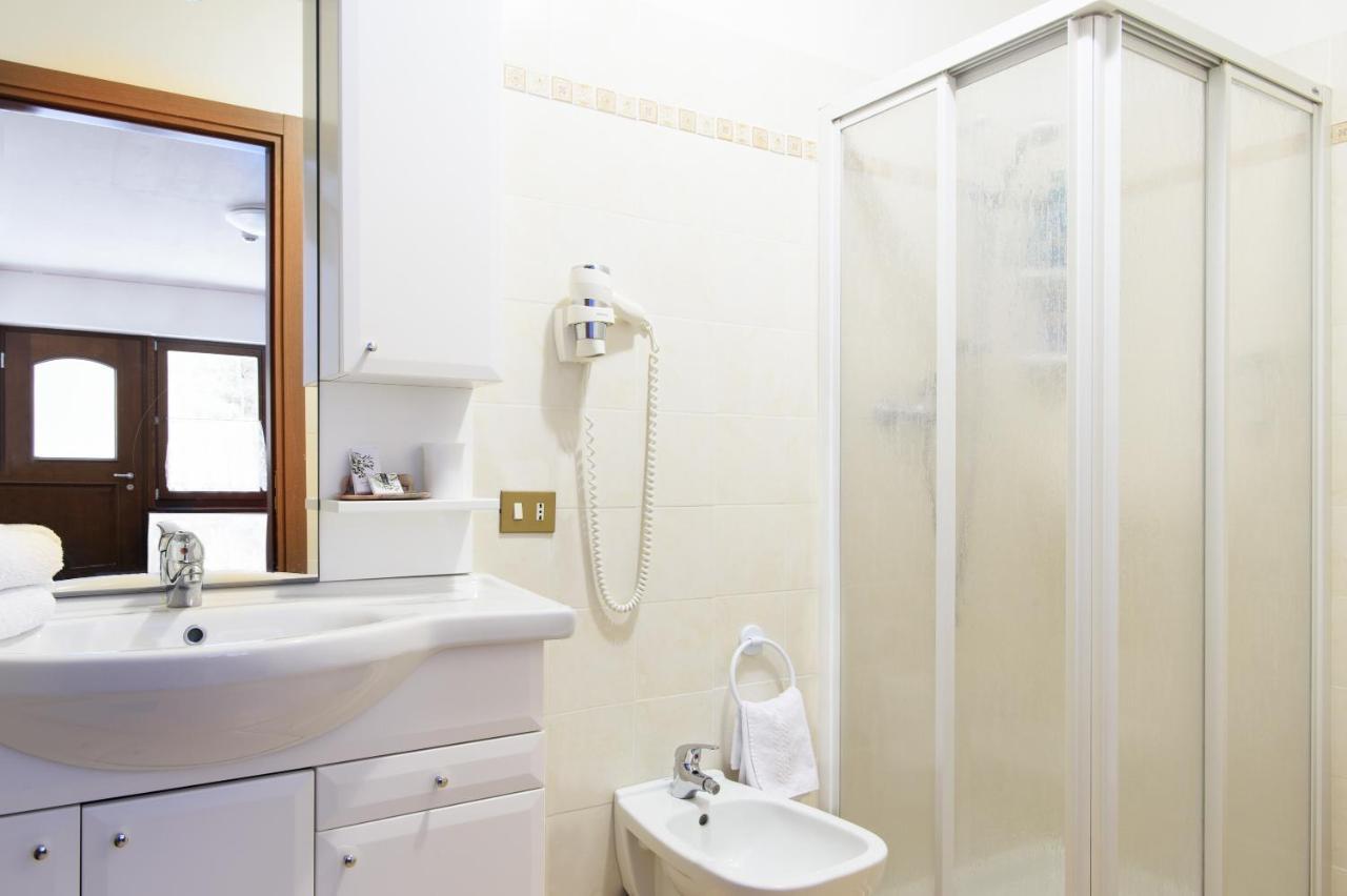 Hotel Garni Roberta Малга Чиапела Екстериор снимка