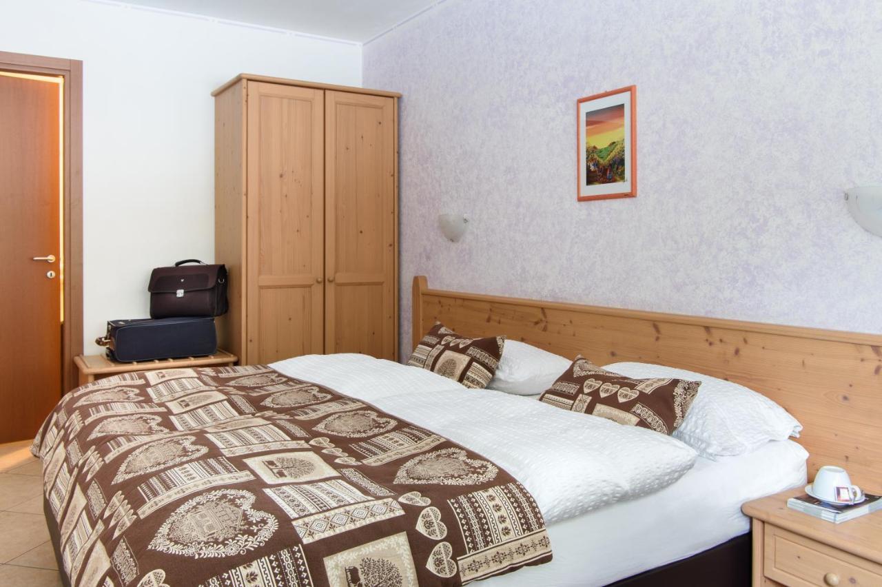 Hotel Garni Roberta Малга Чиапела Екстериор снимка